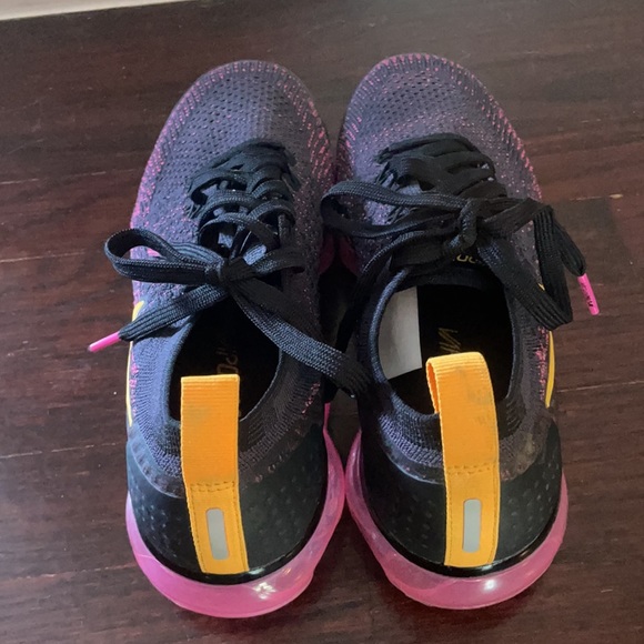NIKE VAPORMAX Size 7 Women’s - Picture 4 of 6